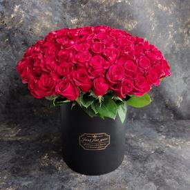Букет из 101 красной розы Фридом в коробке