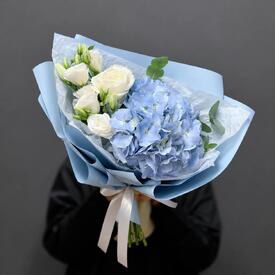Букет из гортензии и эустомы