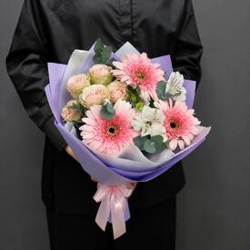 Букет  из гербер, кустовой розы и альстромерии