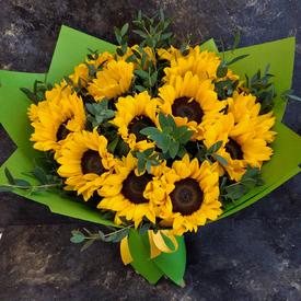 Букет из 15 подсолнухов