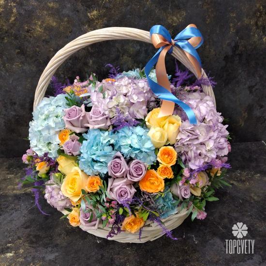 Букет из гортензий и роз в корзине