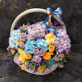 Букет из гортензий и роз в корзине