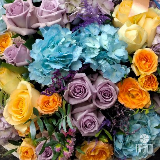 Букет из гортензий и роз в корзине