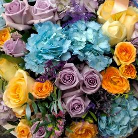 Букет из гортензий и роз в корзине