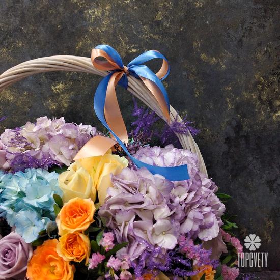 Букет из гортензий и роз в корзине