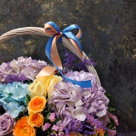 Букет из гортензий и роз в корзине