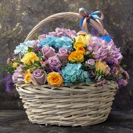 Букет из гортензий и роз в корзине