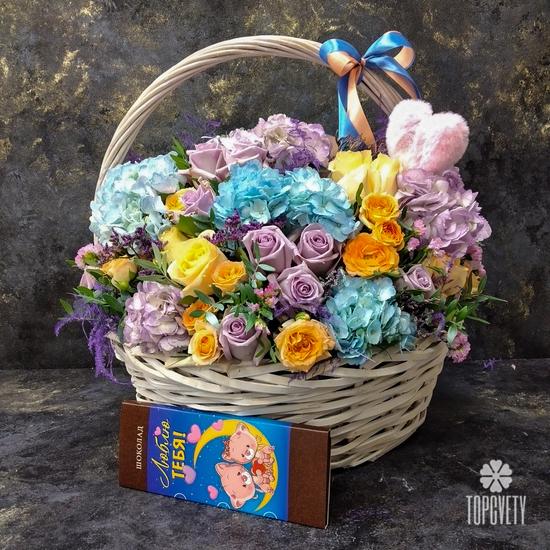Букет из гортензий и роз в корзине