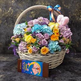 Букет из гортензий и роз в корзине