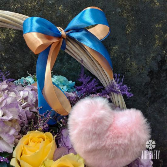 Букет из гортензий и роз в корзине