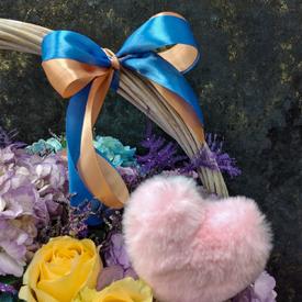 Букет из гортензий и роз в корзине