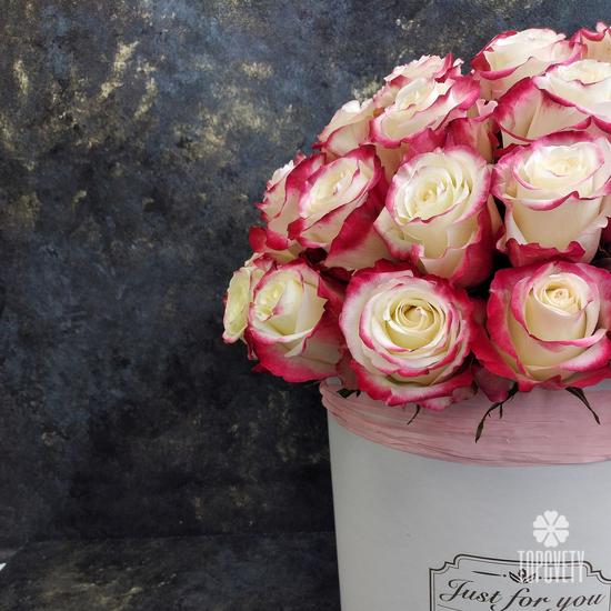 Букет из 31 бело-розовой розы в коробке