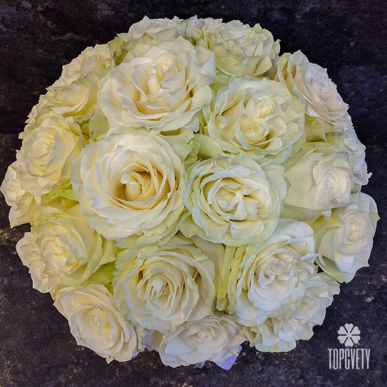 Композиция из 19 белых роз Мондиаль в коробке