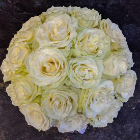 Композиция из 19 белых роз Мондиаль в коробке