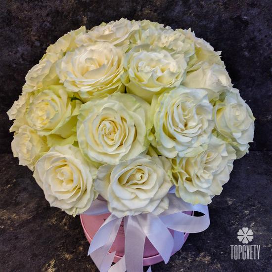 Композиция из 19 белых роз Мондиаль в коробке
