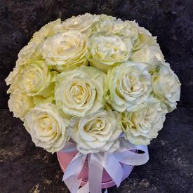 Композиция из 19 белых роз Мондиаль в коробке