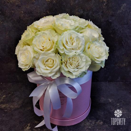 Композиция из 19 белых роз Мондиаль в коробке