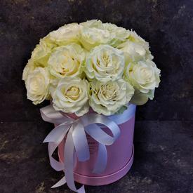 Композиция из 19 белых роз Мондиаль в коробке