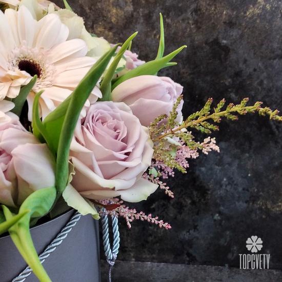 Букет из роз гербер и тюльпанов в коробке 