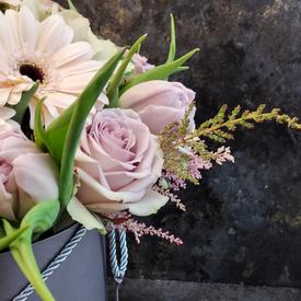 Букет из роз гербер и тюльпанов в коробке 