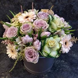 Букет из роз гербер и тюльпанов в коробке 