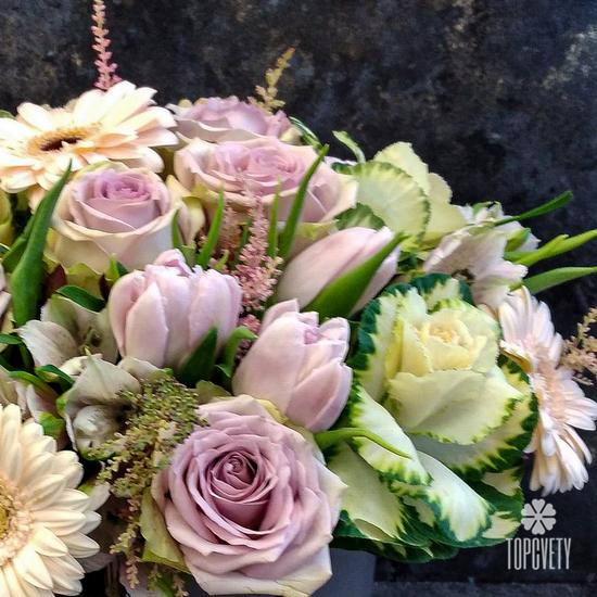 Букет из роз гербер и тюльпанов в коробке 