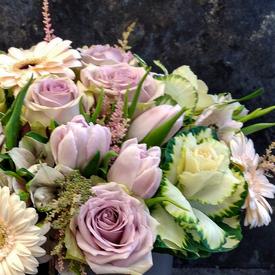 Букет из роз гербер и тюльпанов в коробке 