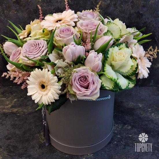 Букет из роз гербер и тюльпанов в коробке 