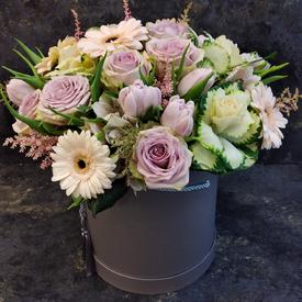 Букет из роз гербер и тюльпанов в коробке 