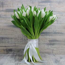 Букет из 31 белого тюльпана 