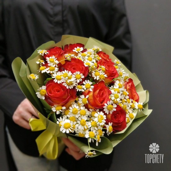 Букет из роз и танацетума