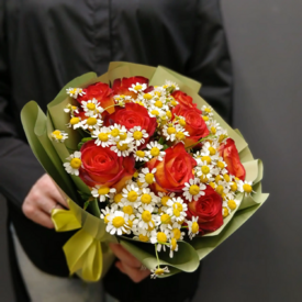 Букет из роз и танацетума
