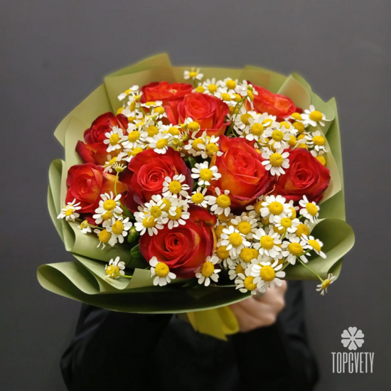 Букет из роз и танацетума