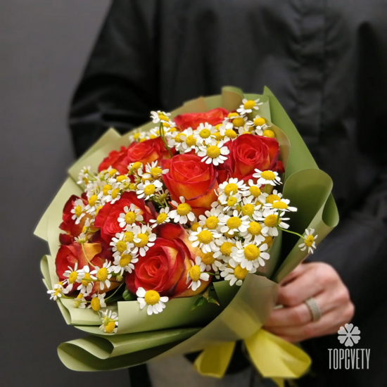 Букет из роз и танацетума