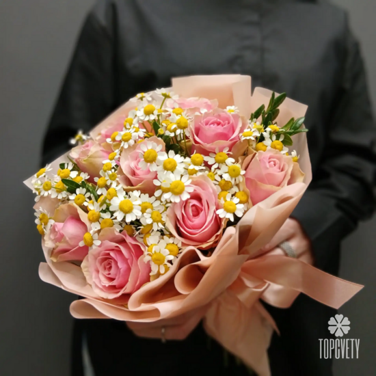 Букет из роз и танацетума