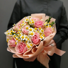 Букет из роз и танацетума