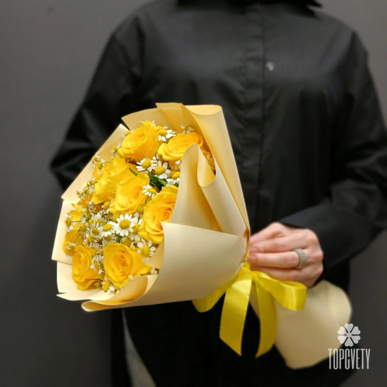 Букет из роз и танацетума 