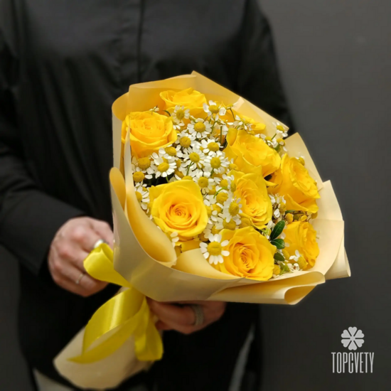 Букет из роз и танацетума 