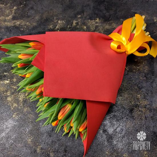 Букет из 51 желто-красного тюльпана