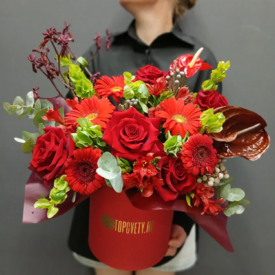 Композиция из роз, гербер и антуриума в коробке