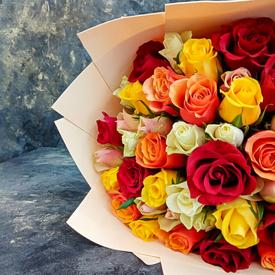 Букет из 51 белой, красной, оранжевой розы 40см