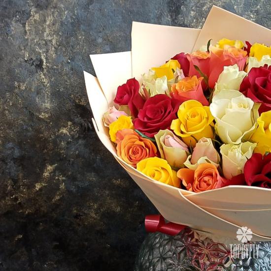 Букет из 51 белой, красной, оранжевой розы 40см