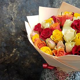 Букет из 51 белой, красной, оранжевой розы 40см