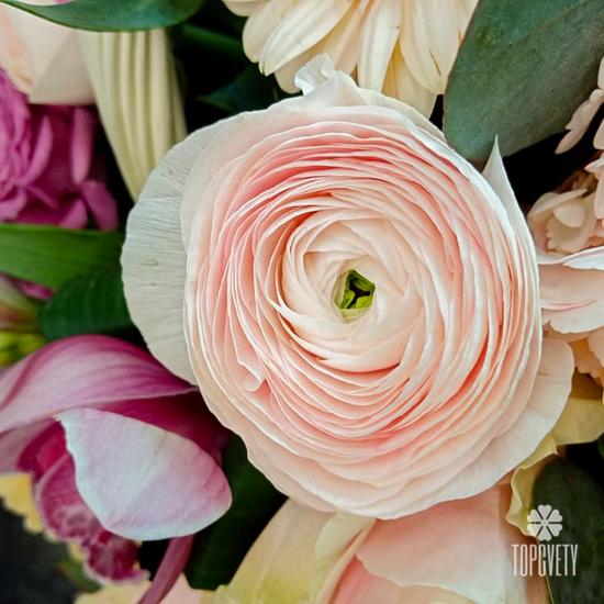 Букет из ранункулюсов, роз и гербер в корзине