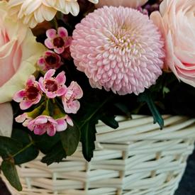 Букет из ранункулюсов, роз и гербер в корзине