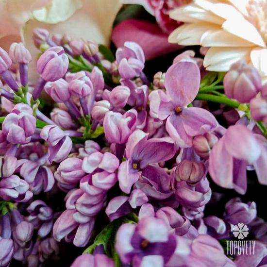 Букет из ранункулюсов, роз и гербер в корзине