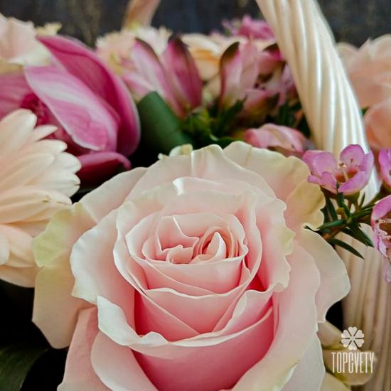 Букет из ранункулюсов, роз и гербер в корзине