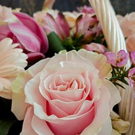 Букет из ранункулюсов, роз и гербер в корзине