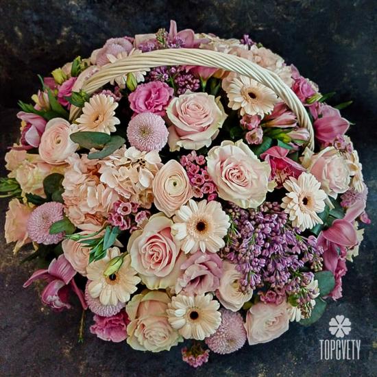 Букет из ранункулюсов, роз и гербер в корзине