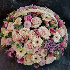 Букет из ранункулюсов, роз и гербер в корзине